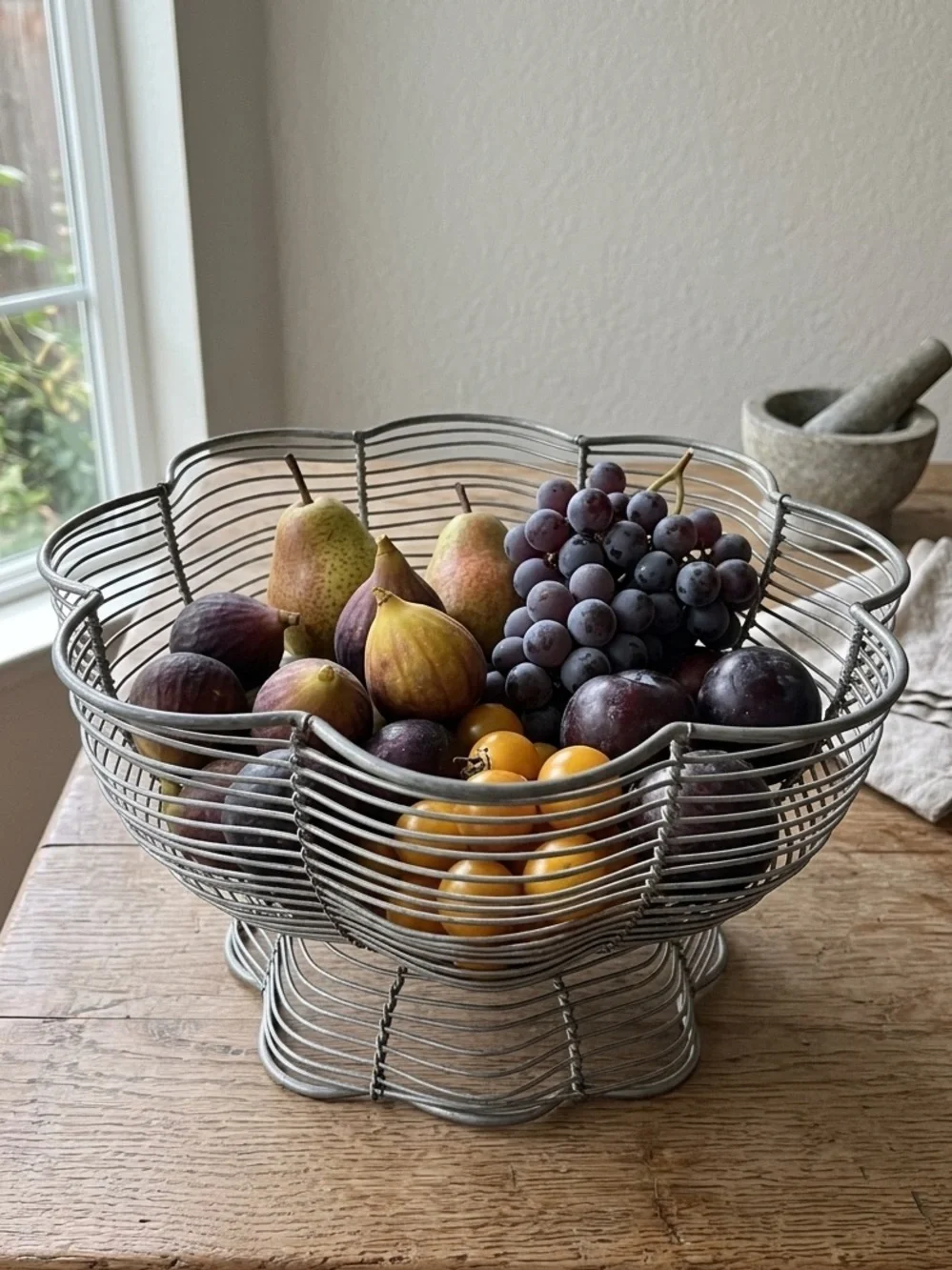 Vintage Metal Wire Fruit Basket Granny Kitchen Centerpiece Pedestal Bowl MCM